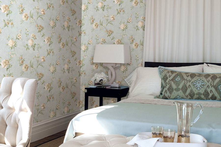 کاغذ دیواری اتاق خواب به رنگ پاستلی و طرح گل